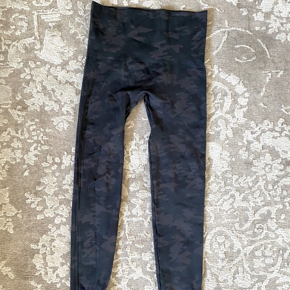 SPANX Camo Seamless Leggings - Picture 1 of 2